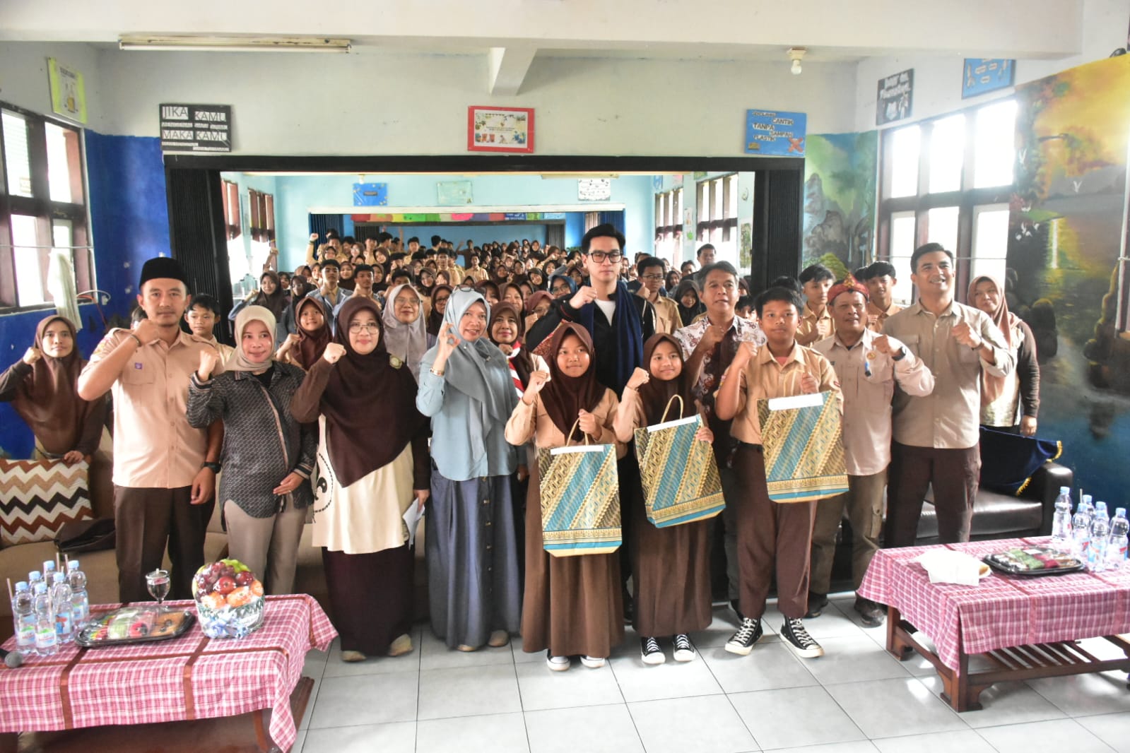 Salurkan Ratusan Bantuan Pendidikan, Pemkab Sumedang Dorong Pelajar Fokus Raih Masa Depan